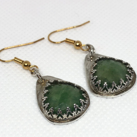 Päronformade 960 silver örhängen med smaragder