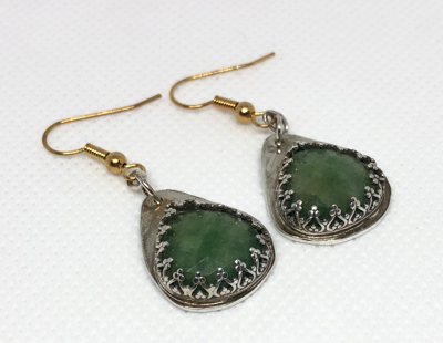 Päronformade 960 silver örhängen med smaragder